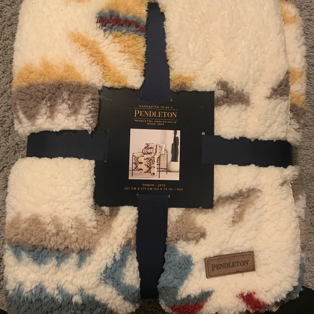 COPY - Brand New •Pendleton Fleece Blanket •